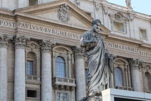 fasada bazyliki świętego piotra, na pierwszym planie posąg patrona bazyliki